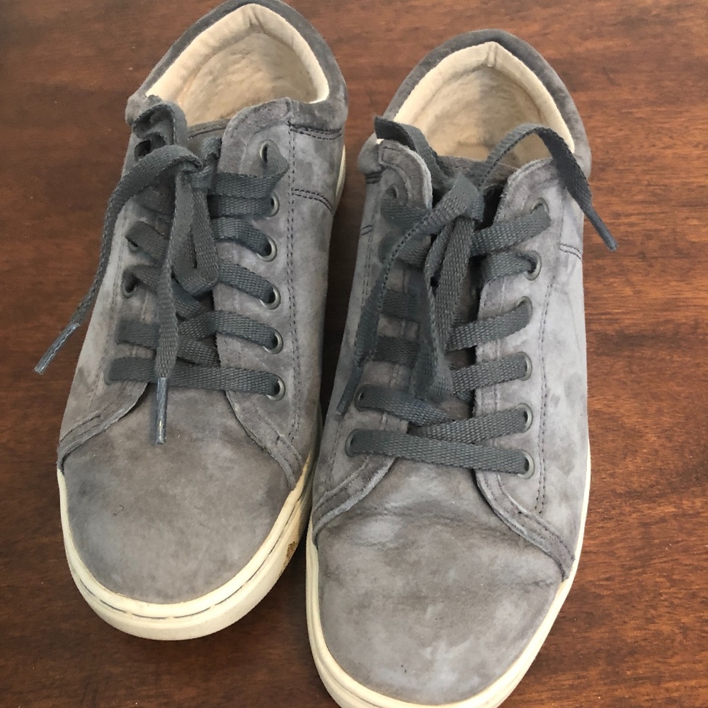 Tomi Suede UGG Water Resistant Sneak Size 7